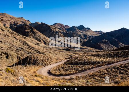 La courbe en épingle à cheveux du chemin Titus Canyon monte sur le flanc de la colline dans la nature sauvage de la vallée de la mort Banque D'Images