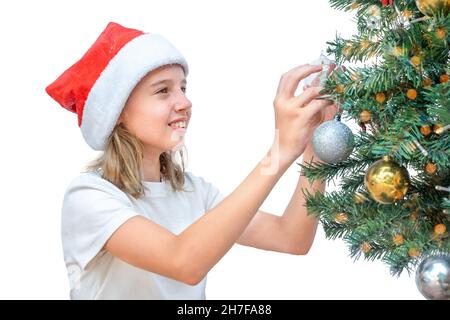 Enfant taillez l'arbre de Noël isolé sur fond blanc Banque D'Images