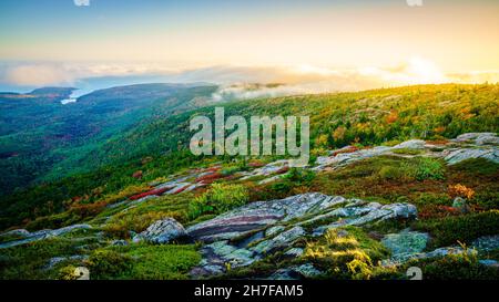 Brouillard en s'élevant de la mer et des vallées comme vu du sommet de Cadillac Mountain dans le parc national Acadia Banque D'Images