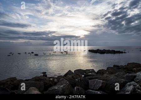 Italie.21 novembre 2021.Coucher de soleil à Santa Severa.En arrière-plan le château médiéval-Renaissance de Santa Severa (XIV siècle), l'un des endroits les plus suggestifs du Latium, situé dans le hameau de Santa Severa de la municipalité de Santa Marinella.(Photo de Patrizia Corteltessa/Pacific Press) Credit: Pacific Press Media production Corp./Alay Live News Banque D'Images