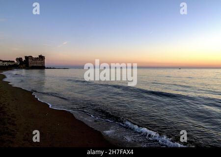 Italie.20 novembre 2021.Coucher de soleil à Santa Severa.En arrière-plan le château médiéval-Renaissance de Santa Severa (XIV siècle), l'un des endroits les plus suggestifs du Latium, situé dans le hameau de Santa Severa de la municipalité de Santa Marinella.(Photo de Patrizia Corteltessa/Pacific Press) Credit: Pacific Press Media production Corp./Alay Live News Banque D'Images