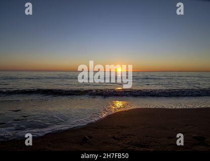 Italie.20 novembre 2021.Coucher de soleil à Santa Severa.En arrière-plan le château médiéval-Renaissance de Santa Severa (XIV siècle), l'un des endroits les plus suggestifs du Latium, situé dans le hameau de Santa Severa de la municipalité de Santa Marinella.(Credit image: © Patrizia Corteltessa/Pacific Press via ZUMA Press Wire) Banque D'Images