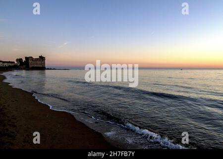 Italie.20 novembre 2021.Coucher de soleil à Santa Severa.En arrière-plan le château médiéval-Renaissance de Santa Severa (XIV siècle), l'un des endroits les plus suggestifs du Latium, situé dans le hameau de Santa Severa de la municipalité de Santa Marinella.(Credit image: © Patrizia Corteltessa/Pacific Press via ZUMA Press Wire) Banque D'Images