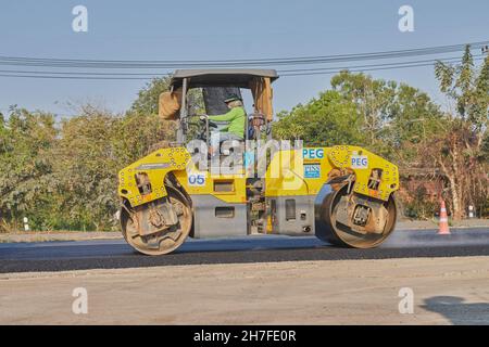 Phayao, Thaïlande - 27 janvier 2021 : un travailleur sur le rouleau de route travaillant sur la rue Banque D'Images