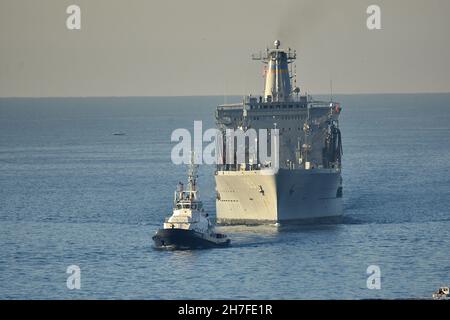 Marseille, France.20 novembre 2021.USNS John Lenthall, un pétrolier, arrive au Vieux Port de Marseille.Crédit : SOPA Images Limited/Alamy Live News Banque D'Images