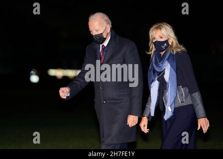 Washington, États-Unis.22 novembre 2021.Le président américain Joe Biden et la première dame Jill Biden marchent sur la pelouse sud de la Maison Blanche à Washington le 22 novembre 2021 à leur retour de Caroline du Nord.Photo par Yuri Gripas/Pool/Sipa USA crédit: SIPA USA/Alay Live News Banque D'Images