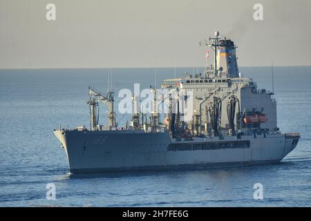 Marseille, France.20 novembre 2021.USNS John Lenthall, un pétrolier, arrive au Vieux Port de Marseille.(Photo de Gerard Bottino/SOPA Images/Sipa USA) crédit: SIPA USA/Alay Live News Banque D'Images