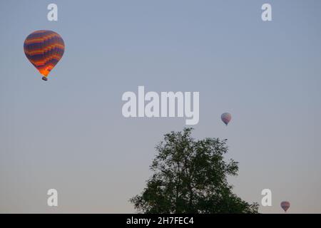 Magnifique centre touristique de Cappadoce - vol en montgolfière, vol tôt le matin juste après le soleil se lève par des ballons d'air chaud Banque D'Images