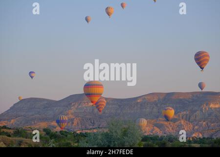 Magnifique centre touristique de Cappadoce - vol en montgolfière, vol tôt le matin juste après le soleil se lève par des ballons d'air chaud Banque D'Images