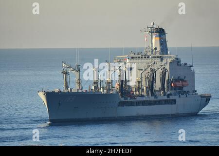 Marseille, France.20 novembre 2021.USNS John Lenthall, un pétrolier, arrive au Vieux Port de Marseille.(Image de crédit : © Gerard Bottino/SOPA Images via ZUMA Press Wire) Banque D'Images