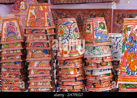 Abat-jour colorés et vibrants en vente à la Pune Crafts Mela dans Maharashtra Inde, abat-jour décoratif intérieur de l'œuvre d'art tribale de Dieu hindou. Banque D'Images