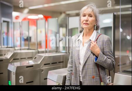 Femme âgée à l'entrée de la station de métro Banque D'Images