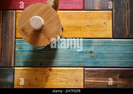 Idée de concept vintage, table en bois, motif en bois coloré et cafetière à piston en bois.Concept de l'idée du matin frais Banque D'Images