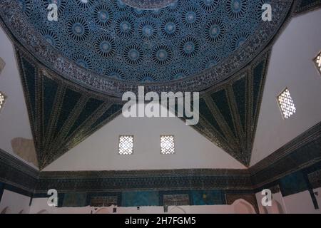 À l'intérieur de la Caratay Madrasa à Konya.Magnifique dôme et lumière venant du dessus des fenêtres et certains carreaux sont manquants Banque D'Images