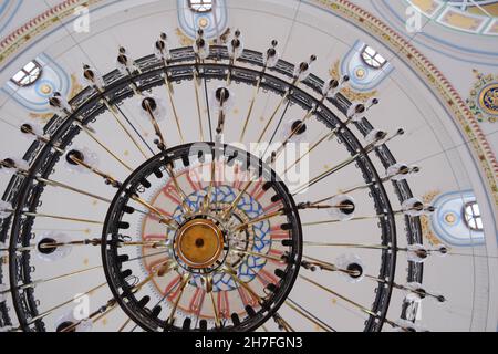 Dôme et chandelier à l'intérieur de la mosquée et gravure et frisks Banque D'Images