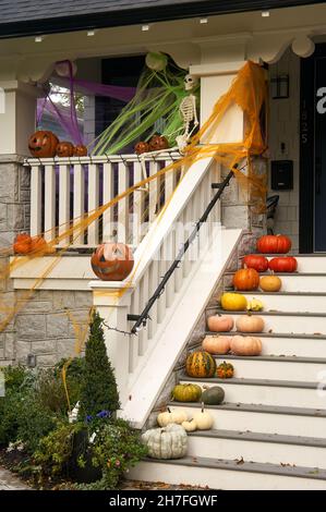 décorations d'halloween, citrouilles, halloween, marches avant, escaliers,maison, décorée Banque D'Images