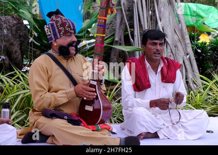 Pune, Maharashtra / Inde - 18 novembre 2021 : chanteur folklorique Rajasthani avec turban et moustache avec un instrument de musique à l'événement du Festival local. Banque D'Images