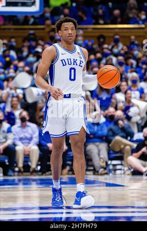 22 novembre 2021: Duke Blue Devils avance Wendell Moore Jr. (0) apporte le ballon sur le terrain contre les Bulldogs de la Citadelle pendant la deuxième moitié du match de basket-ball de la NCAA à Cameron Indoor à Durham, NC.(Scott Kinser/Cal Sport Media) Banque D'Images