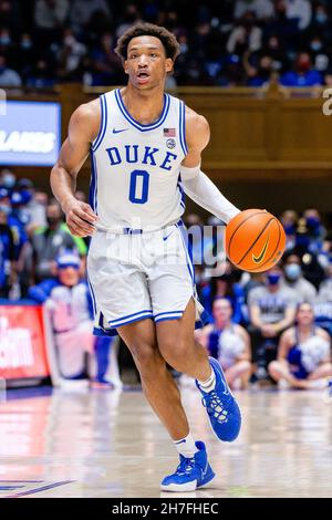 22 novembre 2021: Duke Blue Devils avance Wendell Moore Jr. (0) apporte le ballon sur le terrain contre les Bulldogs de la Citadelle pendant la deuxième moitié du match de basket-ball de la NCAA à Cameron Indoor à Durham, NC.(Scott Kinser/Cal Sport Media) Banque D'Images