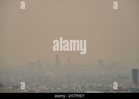 Journée brumeuse de silhouette de ville et centre de la ville de la vue aérienne et silhouette de gratte-ciel dans le jour de pluie de la colline de Bursa Turquie Banque D'Images