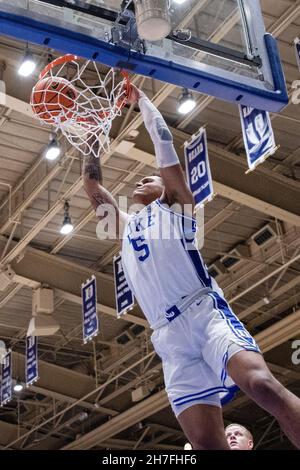 Durham, Caroline du Nord, États-Unis.22 novembre 2021.Duke Blue Devils avance Paolo Banchero (5) dunks pendant la seconde moitié contre les Bulldogs de la Citadelle lors du match de basketball de la NCAA à Cameron Indoor à Durham, en Caroline du Nord.(Scott Kinser/Cal Sport Media).Crédit : csm/Alay Live News Banque D'Images