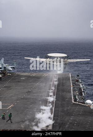 211119-N-LP924-1079 MER DES PHILIPPINES (NOV19, 2021) un Hawkeye avancé E-2D, affecté aux « aigles noirs » de l'escadron d'alerte précoce de Carrier Airborne (VAW) 113, sort du pont de vol du porte-avions de la classe Nimitz USS Carl Vinson (CVN 70), le 19 novembre 2021.Les forces américaines avec la 1re Escadre d’avions marins et la 7e flotte de la marine américaine mènent une répétition conjointe à grande échelle de tactiques et de frappes simulées sur des cibles navales au large de la côte d’Okinawa, au Japon.Carl Vinson Carrier Strike Group est en cours de déploiement prévu dans la zone d'exploitation de la 7e flotte américaine afin d'améliorer l'interopérabilité Banque D'Images
