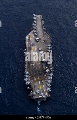 211121-N-HS181-1876 MER DES PHILIPPINES (NOV21, 2021) le porte-avions de la classe Nimitz USS Carl Vinson (CVN 70) transite la mer des Philippines lors de l'exercice annuel (ANNUALEX), novembre 21.ANNUALEX 2021 est un exercice multilatéral mené par des éléments des marines royale australienne, royale canadienne, allemande, de la JMSDF et des États-Unis pour démontrer l'inopérabilité navale et un engagement conjoint en faveur d'une Indo-Pacifique libre, ouverte et inclusive.(États-UnisPhoto de la marine par le spécialiste des communications de masse 2e classe Haydn N. Smith) Banque D'Images