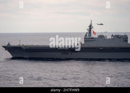 211121-N-TD381-1550 MER DES PHILIPPINES (NOV21, 2021) la Force d'autodéfense maritime du Japon (JMSDF) le destroyer polyvalent Izumo-Class JS Izumo (DDH 183) sort pendant l'exercice annuel (ANNUALEX), novembre 21.ANNUALEX 2021 est un exercice multilatéral mené par des éléments des marines royale australienne, royale canadienne, allemande, de la JMSDF et des États-Unis pour démontrer l'inopérabilité navale et un engagement conjoint en faveur d'une Indo-Pacifique libre, ouverte et inclusive.(États-UnisPhoto de la marine par le spécialiste de la communication de masse apprenti marin Isaiah B. Goessl) Banque D'Images