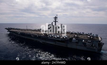 211121-N-HS181-2568 MER DES PHILIPPINES (NOV21, 2021) le porte-avions de la classe Nimitz USS Carl Vinson (CVN 70) transite la mer des Philippines lors de l'exercice annuel (ANNUALEX), novembre 21.ANNUALEX 2021 est un exercice multilatéral mené par des éléments de la Royal Australian, de la Royal Canadian, de l'Allemagne, de la Japan Maritime Self-Defence Force et des marines des États-Unis pour démontrer l'inopérabilité navale et un engagement conjoint en faveur d'une Indo-Pacifique libre, ouverte et inclusive.(É.-U.Photo de la marine par le spécialiste des communications de masse 2e classe Haydn N. Smith) Banque D'Images