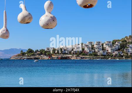 Côte de la mer Égée et lampes décoratives artisanales traditionnelles de calabash gourde.Bitez, Bodrum, Turquie.Vacances d'été et concept de voyage Banque D'Images