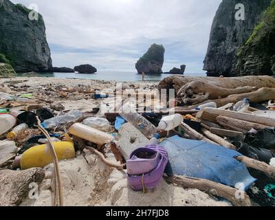 Kho Phi Phi Thaïlande novembre 2021, plages pleines de bouteilles en plastique et de déchets en Thaïlande immersion dans l'océan - pollution totale sur une plage tropicale. Banque D'Images