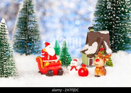 carte de vœux de noël, père noël, bonhomme de neige et renne avec cadeaux en traîneau, concept Banque D'Images