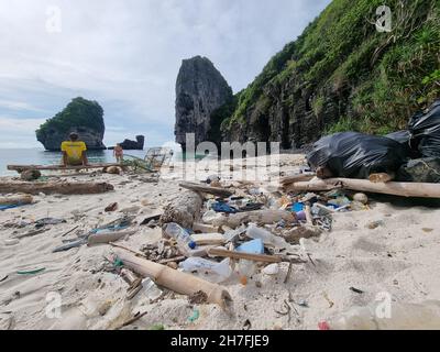 Kho Phi Phi Thaïlande novembre 2021, plages pleines de bouteilles en plastique et de déchets en Thaïlande immersion dans l'océan - pollution totale sur une plage tropicale. Banque D'Images