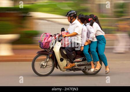 VIETNAM, HANOÏ, MOTO À HANOI STREET, ALLER À L'ÉCOLE Banque D'Images