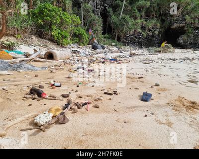 Kho Phi Phi Thaïlande novembre 2021, plages pleines de bouteilles en plastique et de déchets en Thaïlande immersion dans l'océan - pollution totale sur une plage tropicale. Banque D'Images