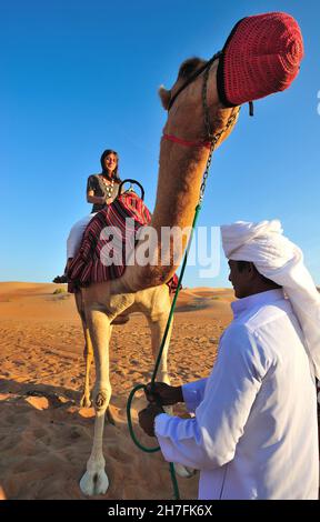 ÉMIRATS ARABES UNIS. ABOU DHABI. VOYAGE À DOS DE CHAMEAU DANS LE DÉSERT DE LIWA ORGANISÉ PAR L'HÔTEL ANANTARA QASR AL SARAB DESERT RESORT CONSTRUIT DANS LE DÉSERT DE R Banque D'Images