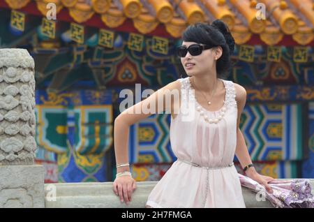CHINE.PÉKIN.JEUNE FEMME DANS LA VILLE INTERDITE. Banque D'Images