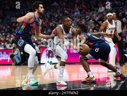 Sacramento, Californie, États-Unis.22 novembre 2021.Sacramento Kings Guard de'Aaron Fox (5) contre Philadelphie 76ers garde Furkan Korkmaz (30) et Philadelphie 76ers garde Tirese Maxey (0) pendant un match au Golden 1 Center le lundi 22 novembre 2021, à Sacramento.(Image de crédit : © Paul Kitagaki Jr./ZUMA Press Wire) Banque D'Images