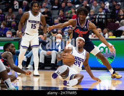 Sacramento, Californie, États-Unis.22 novembre 2021.Le garde de Sacramento Kings Buddy Hield (24) récupère le ballon en vrac devant Philadelphie 76ers garde Tirese Maxey (0) lors d'un match au Golden 1 Centre le lundi 22 novembre 2021, à Sacramento.(Image de crédit : © Paul Kitagaki Jr./ZUMA Press Wire) Banque D'Images