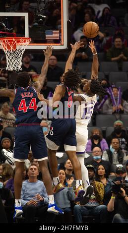 Sacramento, Californie, États-Unis.22 novembre 2021.Sacramento Kings Guard Davion Mitchell (15) marque un panier au bruiteur défendu par Philadelphie 76ers garde Tirese Maxey (0) et Philadelphia 76ers avance Paul Reed (44) lors d'un match au Golden 1 Center le lundi 22 novembre 2021, à Sacramento.(Image de crédit : © Paul Kitagaki Jr./ZUMA Press Wire) Banque D'Images