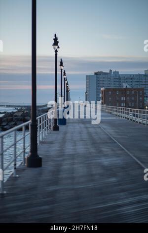 Tôt le matin sur la promenade à Atlantic City, New Jersey Banque D'Images