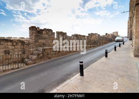 jérusalem-israël.13-10-2021.Un taxi se déplace sur une route près des célèbres et anciens murs autour de la vieille ville et du quartier juif à Jérusalem, agai Banque D'Images