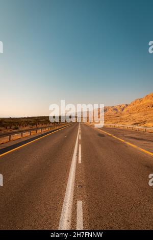 La célèbre route numéro 90, qui traverse Israël du nord au sud dans la vallée du Jourdain, près de la mer Morte.Sur le fond du désert de t Banque D'Images