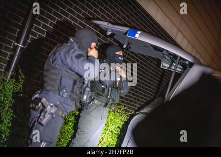 23 novembre 2021, Rhénanie-du-Nord-Westphalie, Gütersloh: Les forces de police se préparent à raid sur une propriété dans une zone de transit.La police a arrêté plusieurs suspects lors de raids simultanés dans plusieurs pays contre des soi-disant «calmars de bâches».On dit qu'il s'agit de gangs de voleurs qui volent des charges de camions.Photo: Lino Mirgeler/dpa Banque D'Images