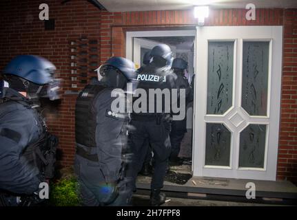 23 novembre 2021, Rhénanie-du-Nord-Westphalie, Gütersloh : les forces de police s'empagent dans une maison pour la rechercher.La police a arrêté plusieurs suspects lors de raids simultanés dans plusieurs pays contre des soi-disant «calmars de bâches».On dit qu'il s'agit de gangs de voleurs qui volent des charges de camions.Photo: Lino Mirgeler/dpa Banque D'Images