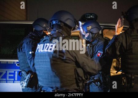 23 novembre 2021, Rhénanie-du-Nord-Westphalie, Gütersloh: Les forces de police se préparent à raid sur une propriété dans une zone de transit.La police a arrêté plusieurs suspects lors de raids simultanés dans plusieurs pays contre des soi-disant «calmars de bâches».On dit qu'il s'agit de gangs de voleurs qui volent des charges de camions.Photo: Lino Mirgeler/dpa Banque D'Images