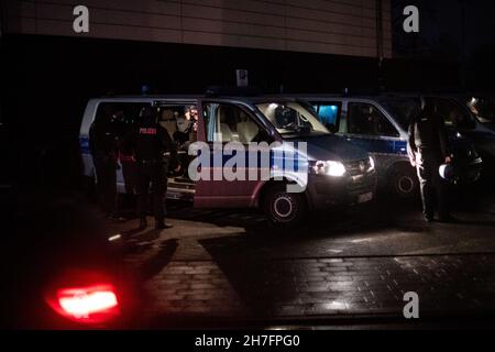 23 novembre 2021, Rhénanie-du-Nord-Westphalie, Gütersloh: Les forces de police se préparent à raid sur une propriété dans une zone de transit.La police a arrêté plusieurs suspects lors de raids simultanés dans plusieurs pays contre des soi-disant «calmars de bâches».On dit qu'il s'agit de gangs de voleurs qui volent des charges de camions.Photo: Lino Mirgeler/dpa Banque D'Images