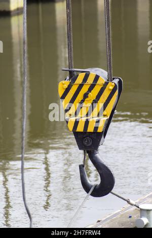 Gros plan d'un crochet de grue jaune Banque D'Images