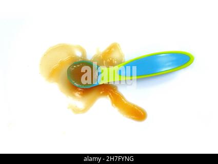 Purée de fruits dans une cuillère isolée sur blanc. Banque D'Images