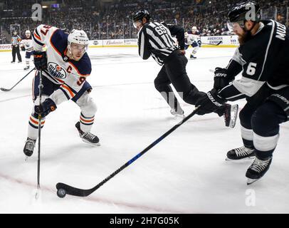 Beijing, États-Unis.24 février 2018.Connor McDavid (L) des Oilers d'Edmonton rivalise avec Jake Muzzin des Rois de Los Angeles lors d'un match de hockey de la LNH 2017-2018 à Los Angeles, aux États-Unis, le 24 février 2018.Credit: Zhao Hanrong/Xinhua/Alamy Live News Banque D'Images